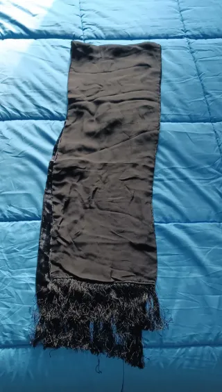 Sciarpa in velluto nero con frange