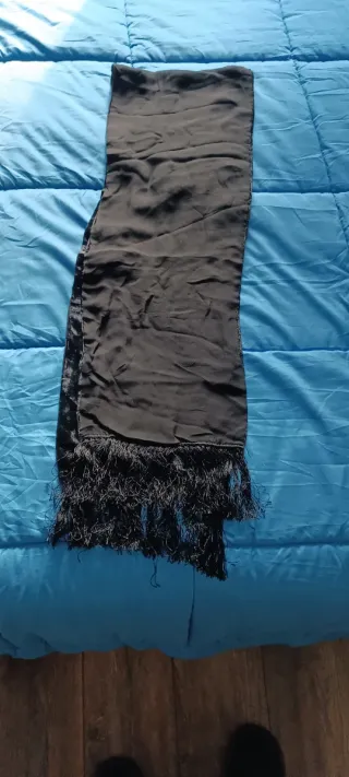 Sciarpa in velluto nero con frange