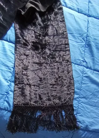 Sciarpa in velluto nero con frange