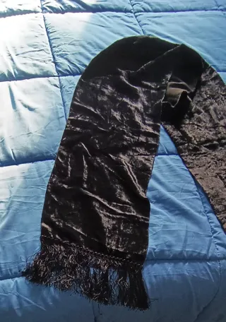 Sciarpa in velluto nero con frange