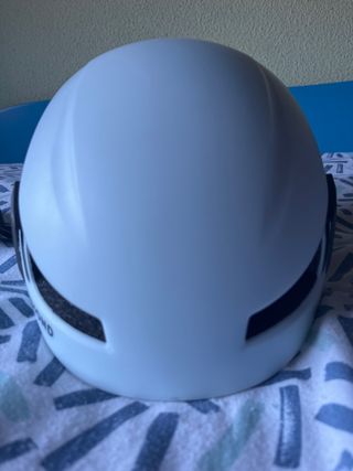 Casco de escalada blanco y ajustable