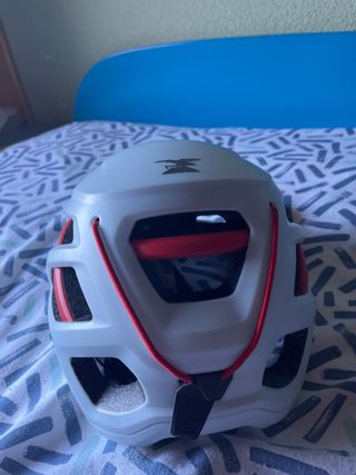 Casco de escalada blanco y ajustable