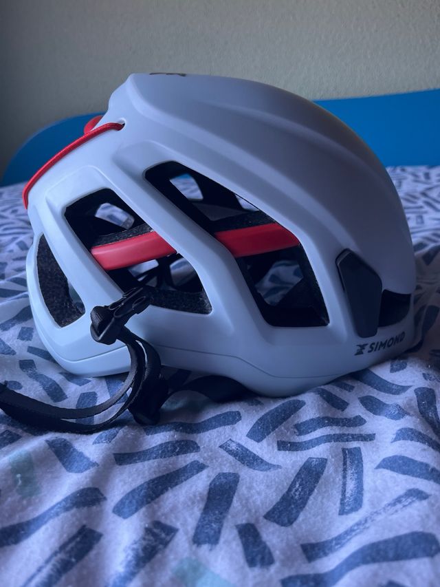 Casco de escalada blanco y ajustable