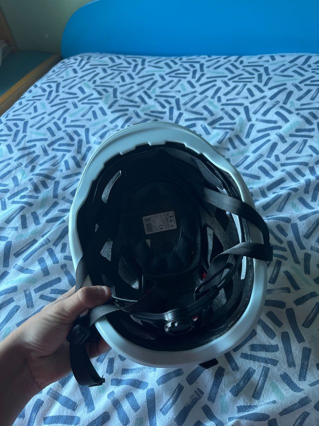 Casco de escalada blanco y ajustable