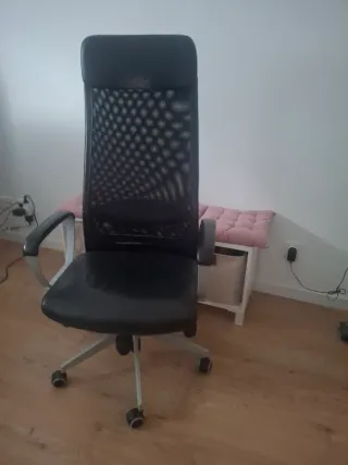 Silla de oficina ergonómica negra.