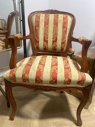 Par de butacas clásicas de tela y madera