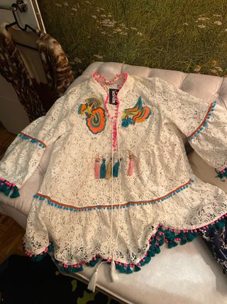 casaca de encaje blanca con estampados