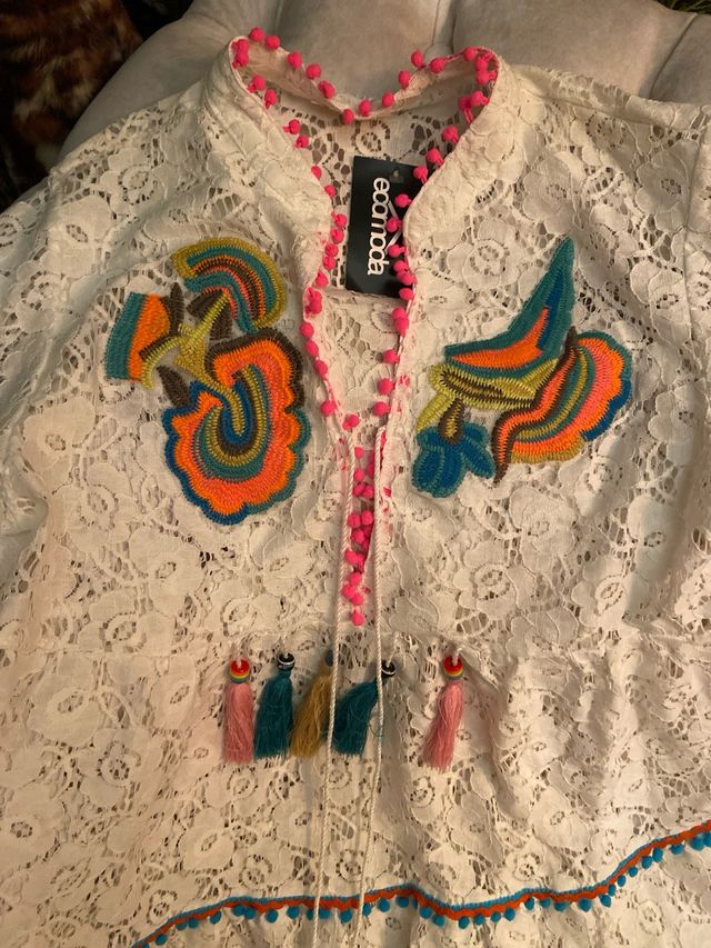 casaca de encaje blanca con estampados