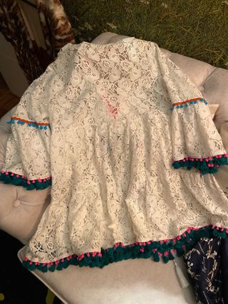 casaca de encaje blanca con estampados