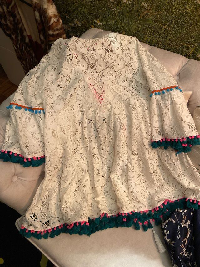 casaca de encaje blanca con estampados