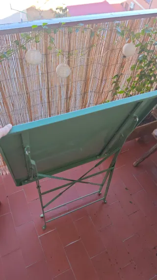 Mesa de terraza verde metálica