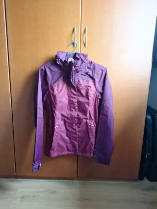 Cortavientos o chubasquero morado