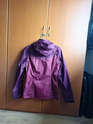 Cortavientos o chubasquero morado