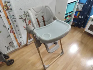 Trona bebé con reductor y arnés marca Jané