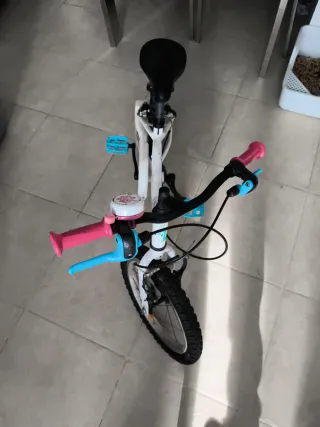 Bicicleta infantil blanca y rosa