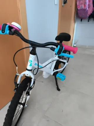 Bicicleta infantil blanca y rosa