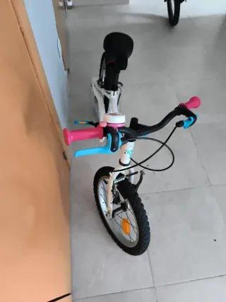 Bicicleta infantil blanca y rosa