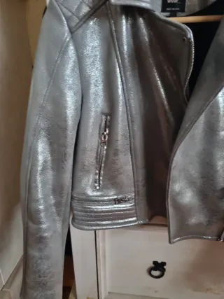 Cazadora Zara plateada efecto piel