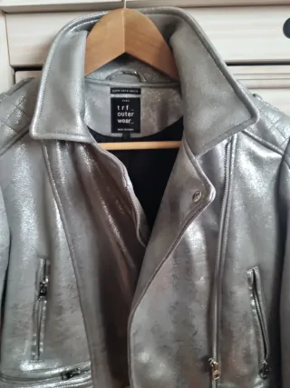Cazadora Zara plateada efecto piel