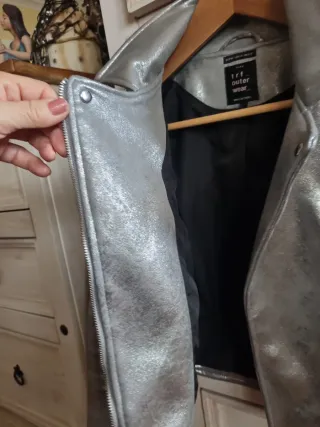 Cazadora Zara plateada efecto piel
