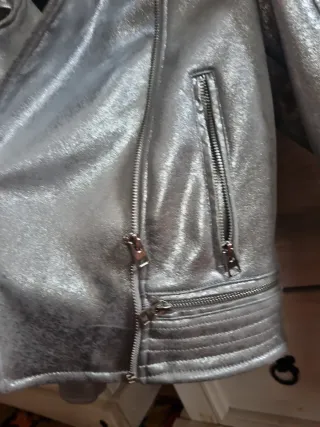Cazadora Zara plateada efecto piel