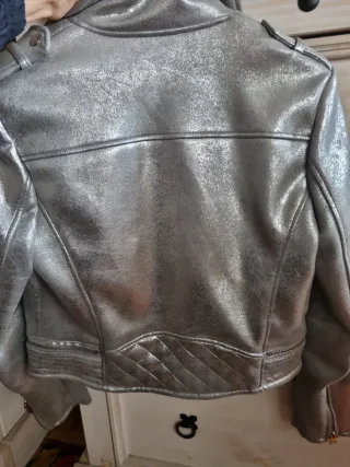 Cazadora Zara plateada efecto piel
