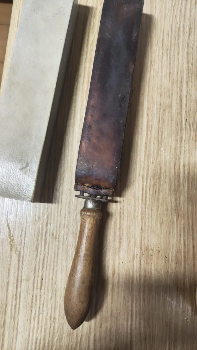 Affilatore antico per lame da barbiere