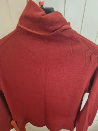 Jersey cuello alto naranja con cinturón