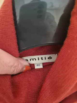 Jersey cuello alto naranja con cinturón