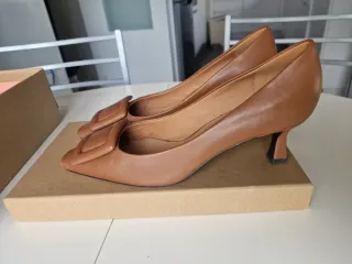 Zapato salón tacón medio marrón