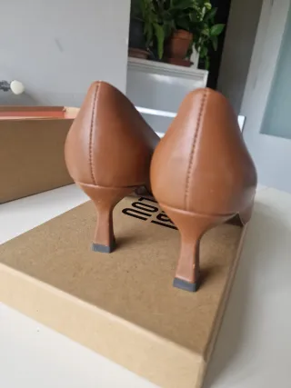 Zapato salón tacón medio marrón