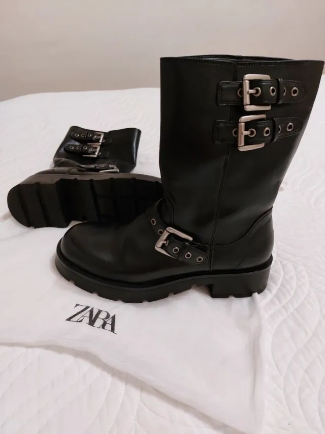 Botas Zara Negras con Hebillas