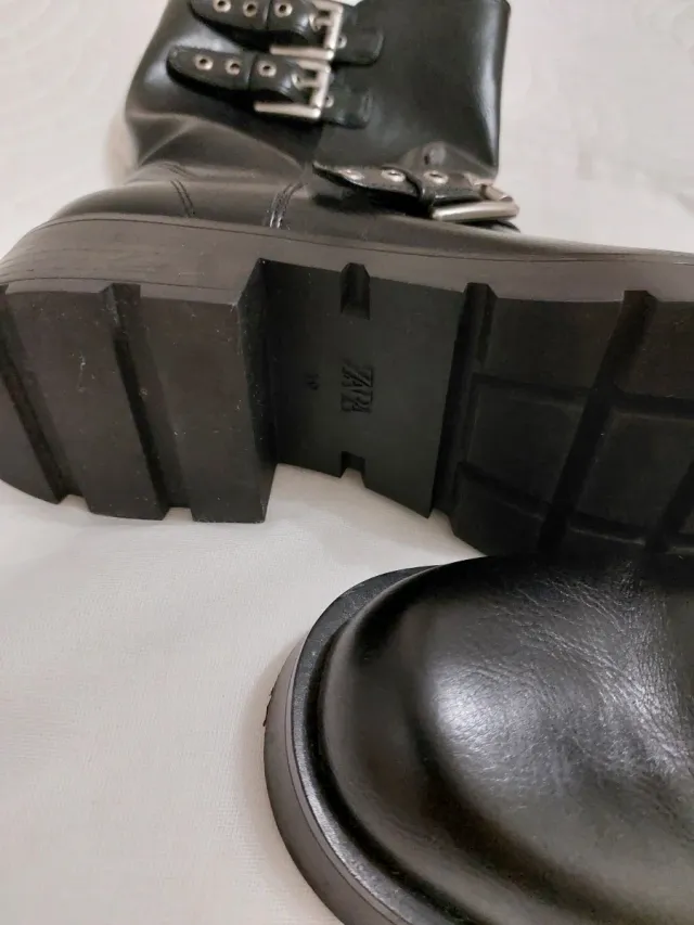 Botas Zara Negras con Hebillas