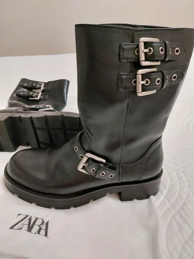 Botas Zara Negras con Hebillas
