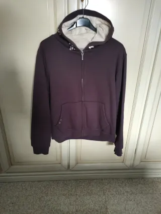 Felpa con cappuccio e zip colore Borgogna.