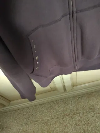 Felpa con cappuccio e zip colore Borgogna.