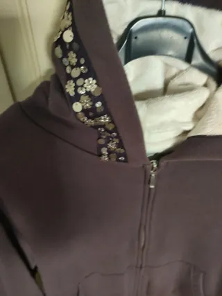 Felpa con cappuccio e zip colore Borgogna.