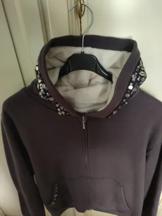 Felpa con cappuccio e zip colore Borgogna.