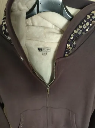 Felpa con cappuccio e zip colore Borgogna.