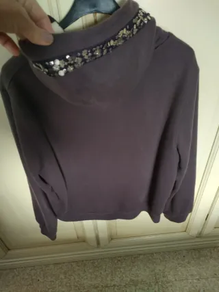 Felpa con cappuccio e zip colore Borgogna.