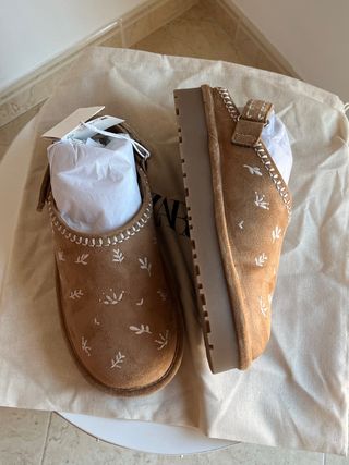 Zuecos Zara bordados marrón