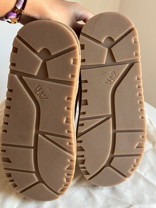 Zuecos Zara bordados marrón