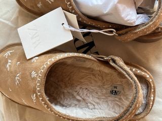 Zuecos Zara bordados marrón