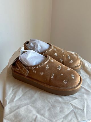 Zuecos Zara bordados marrón