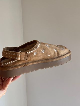 Zuecos Zara bordados marrón