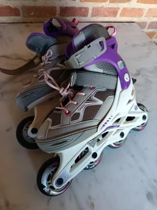 Patines en línea morados y grises