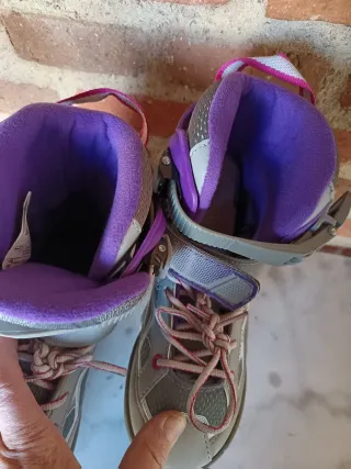 Patines en línea morados y grises