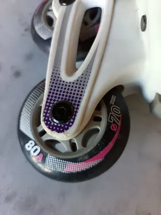 Patines en línea morados y grises