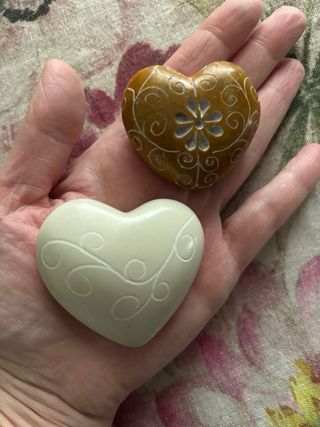 Coppia cuori fermacarte decorati in pietra