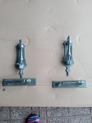 2 llamadores antiguos y 2 agarradores